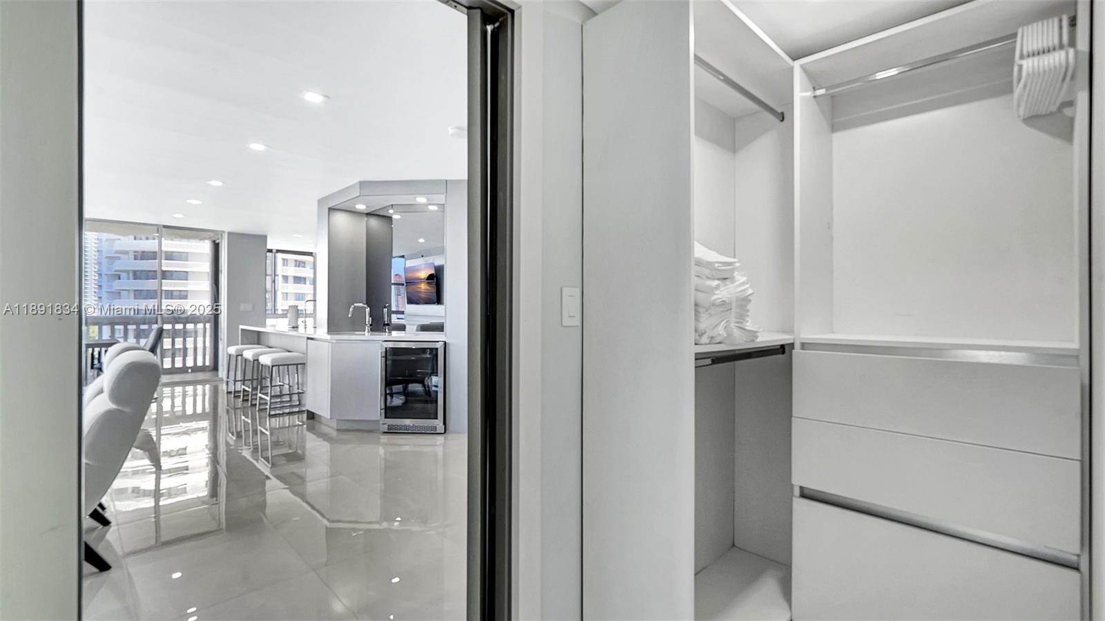 1004 3 / 3 1930 sq. ft. $ 2025-10-07 0 foto
