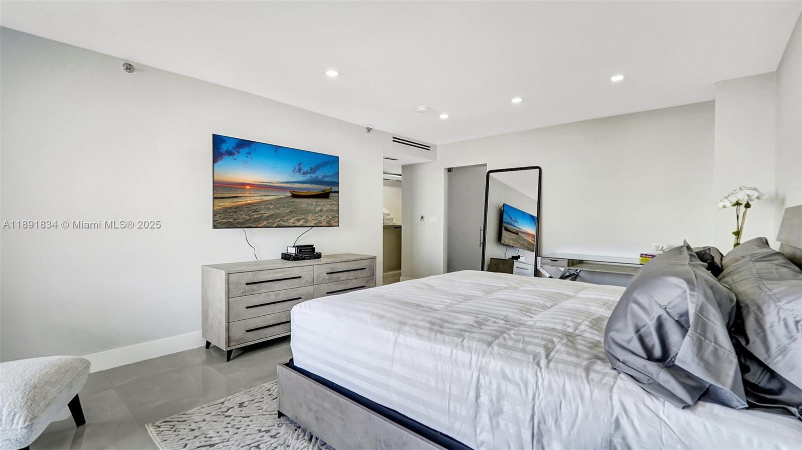 1004 3 / 3 1930 sq. ft. $ 2025-10-07 0 foto