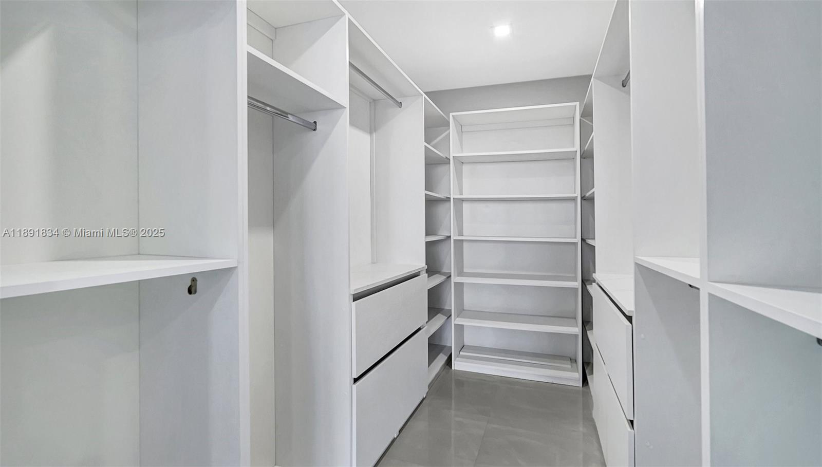 1004 3 / 3 1930 sq. ft. $ 2025-10-07 0 foto