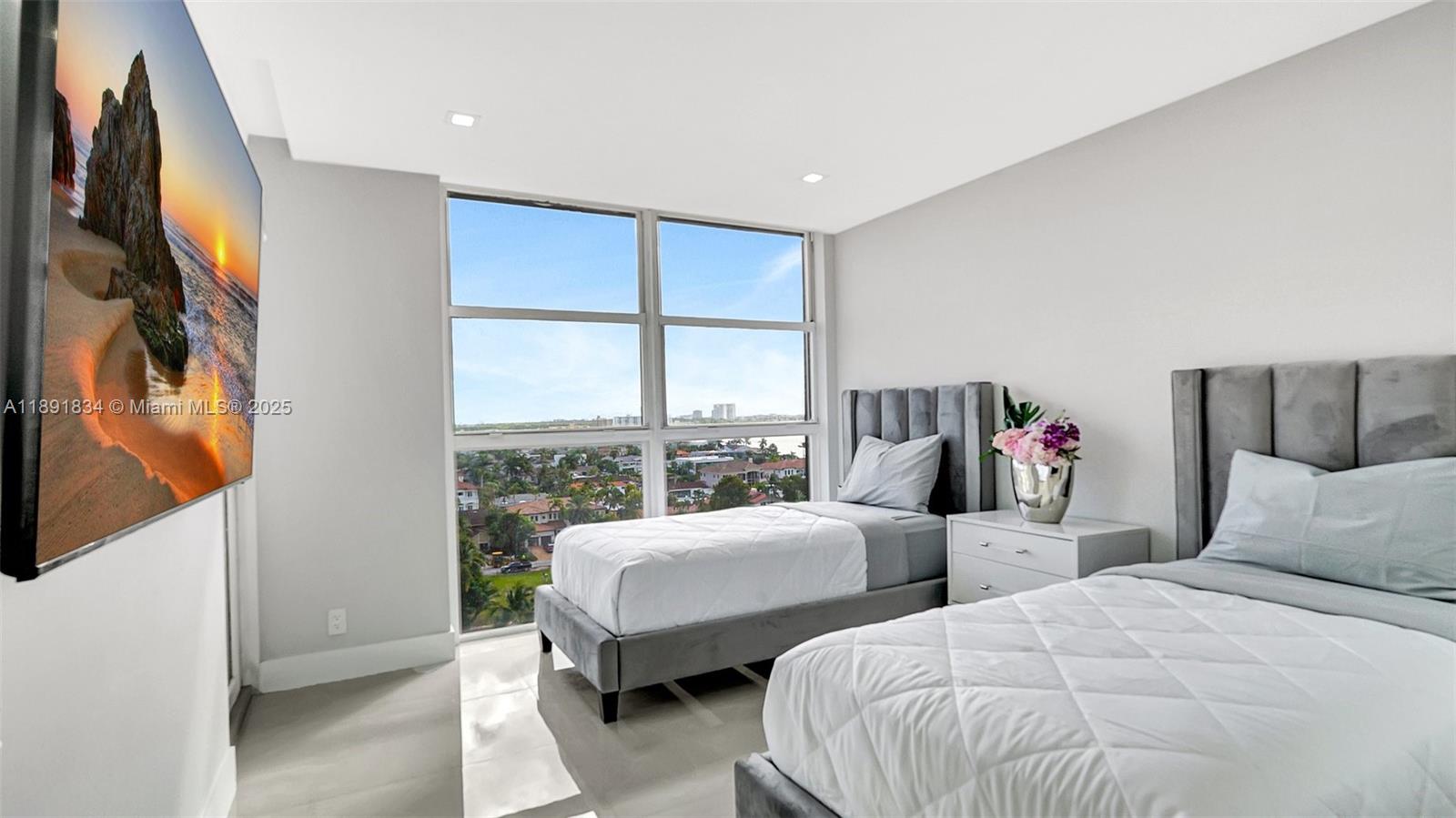 1004 3 / 3 1930 sq. ft. $ 2025-10-07 0 foto