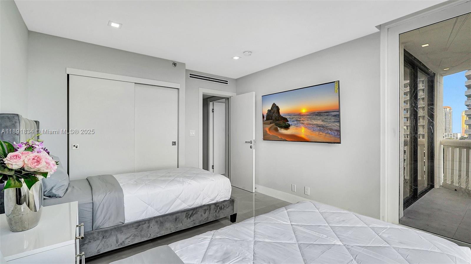 1004 3 / 3 1930 sq. ft. $ 2025-10-07 0 foto