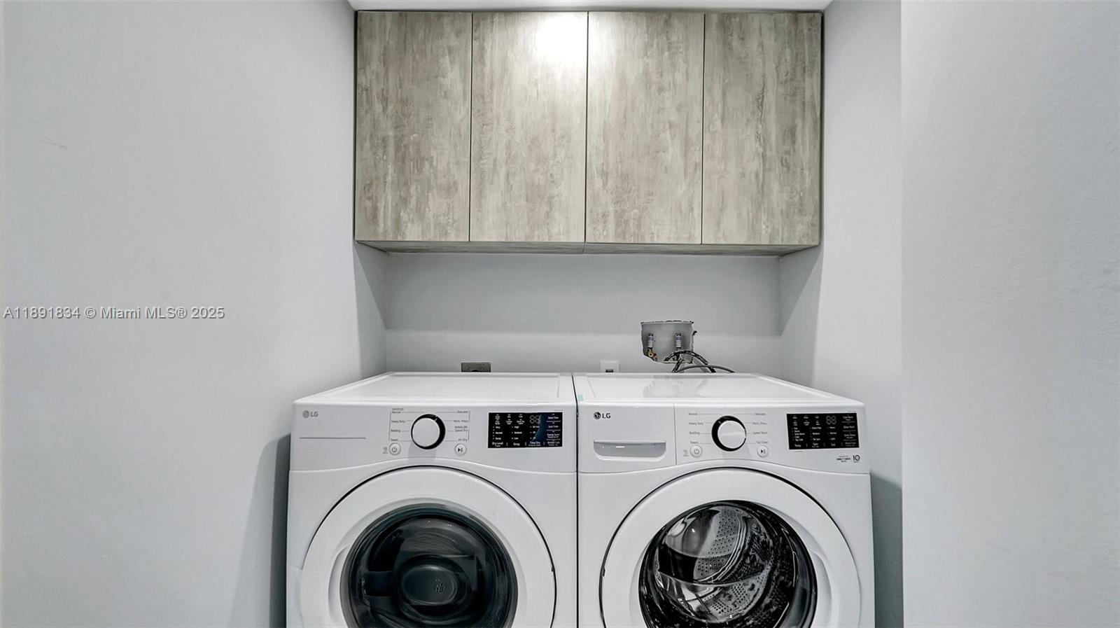1004 3 / 3 1930 sq. ft. $ 2025-10-07 0 foto