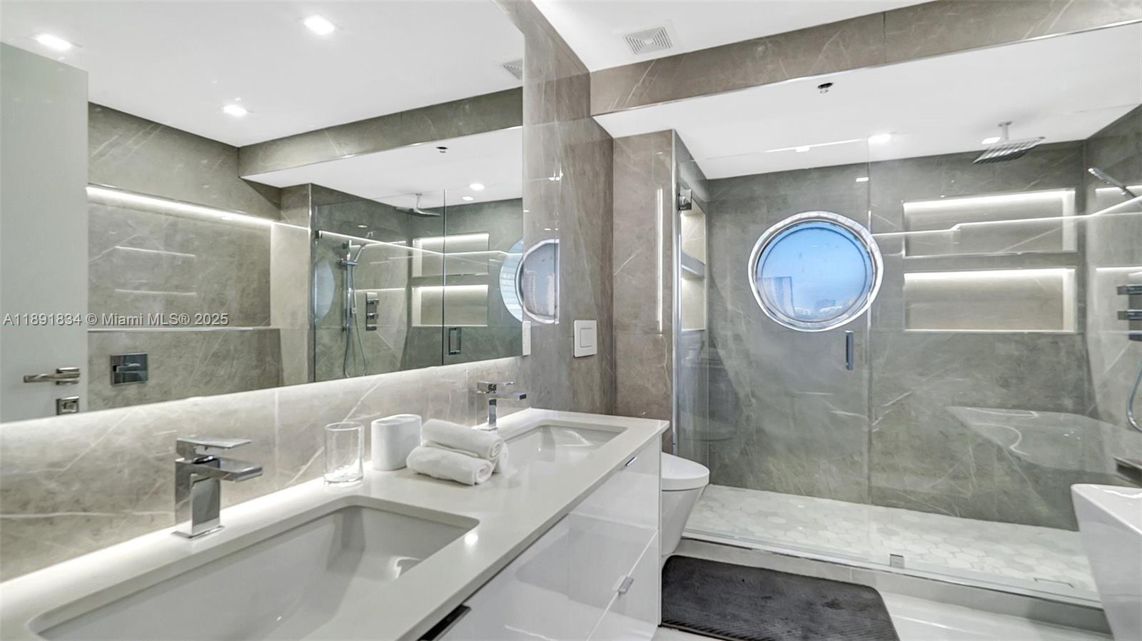 1004 3 / 3 1930 sq. ft. $ 2025-10-07 0 foto