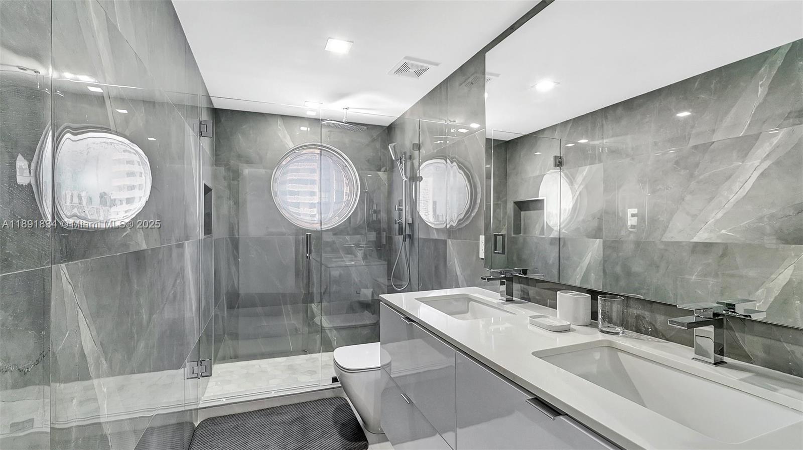 1004 3 / 3 1930 sq. ft. $ 2025-10-07 0 foto