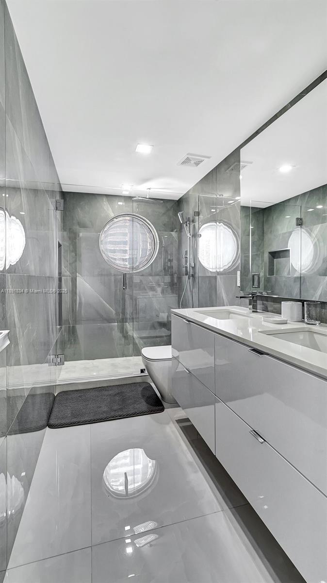 1004 3 / 3 1930 sq. ft. $ 2025-10-07 0 foto