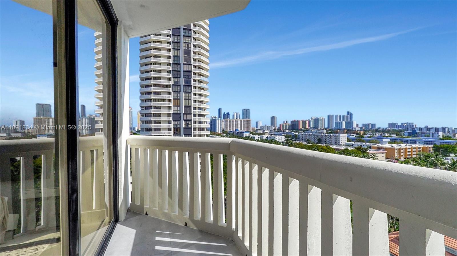 1004 3 / 3 1930 sq. ft. $ 2025-10-07 0 foto