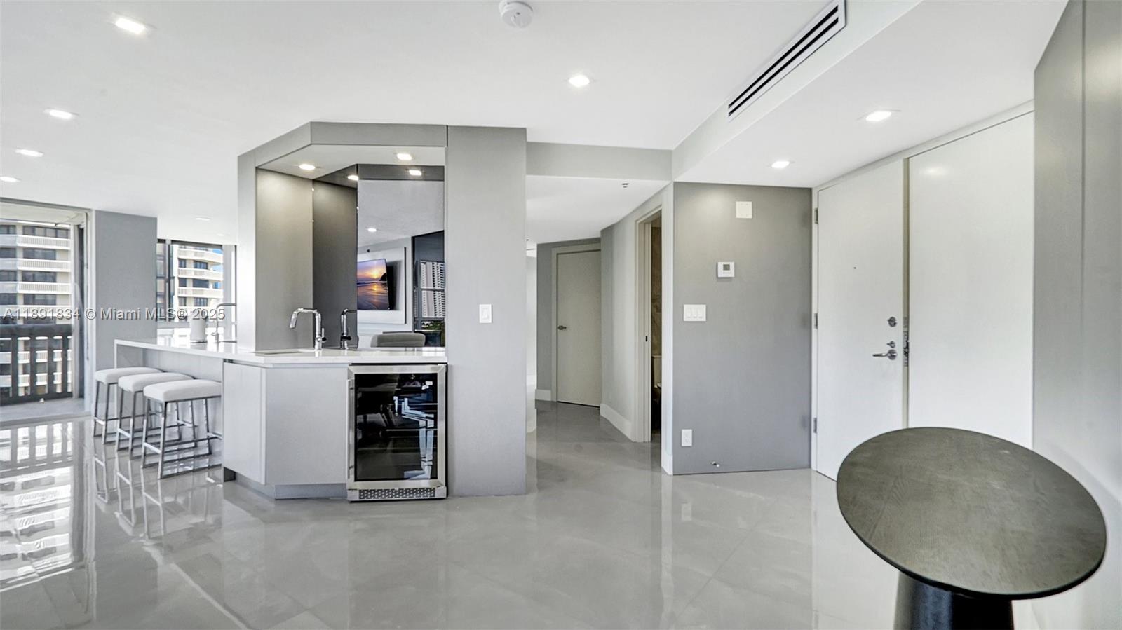 1004 3 / 3 1930 sq. ft. $ 2025-10-07 0 foto