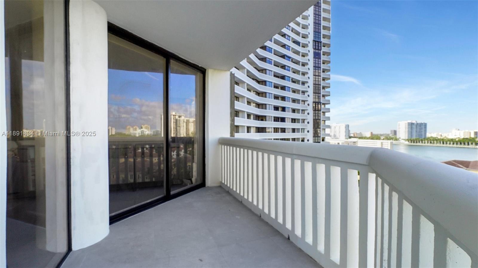1004 3 / 3 1930 sq. ft. $ 2025-10-07 0 foto