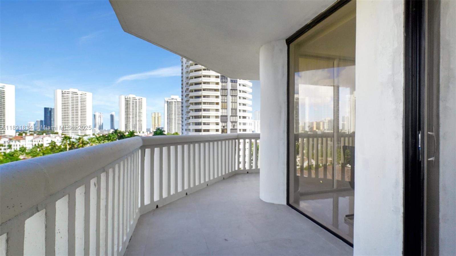 1004 3 / 3 1930 sq. ft. $ 2025-10-07 0 foto