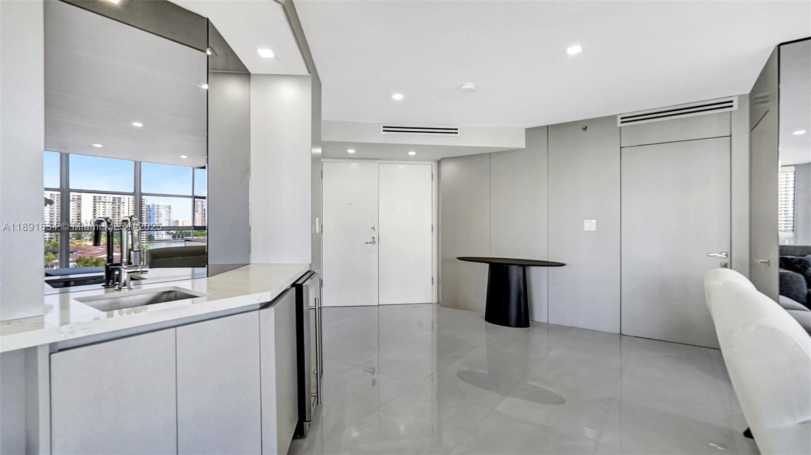 1004 3 / 3 1930 sq. ft. $ 2025-10-07 0 foto