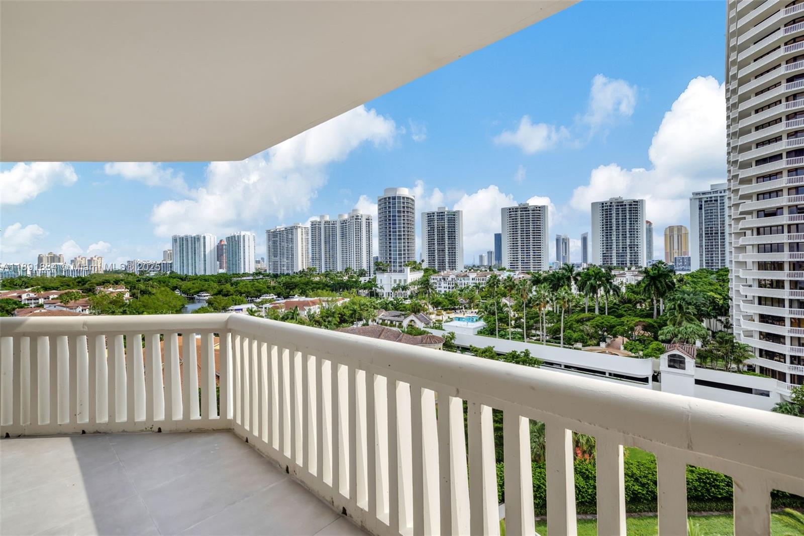 1004 3 / 3 1930 sq. ft. $ 2025-10-07 0 foto