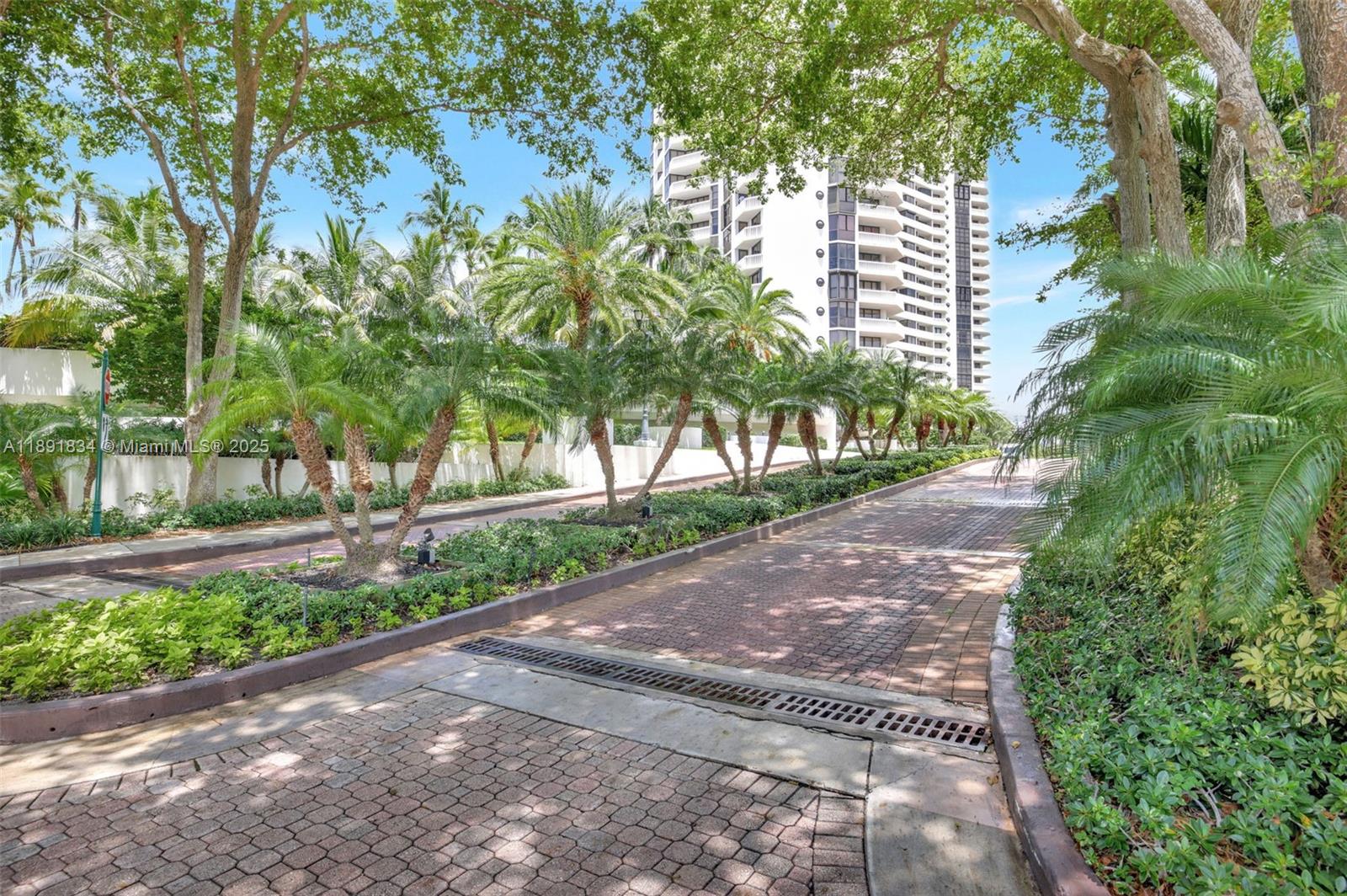 1004 3 / 3 1930 sq. ft. $ 2025-10-07 0 foto