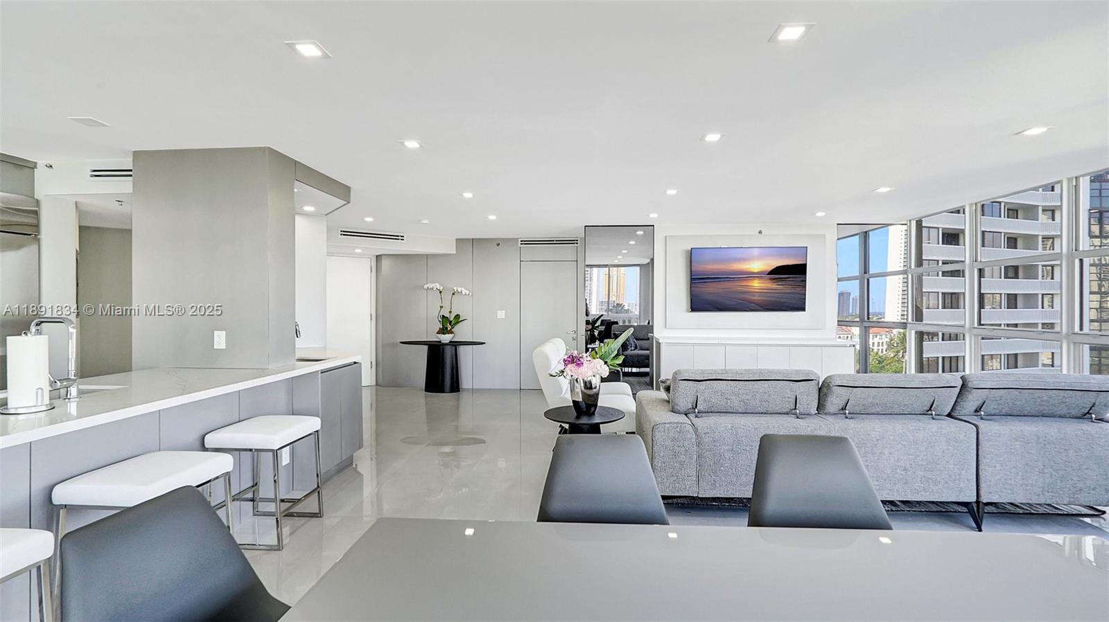 1004 3 / 3 1930 sq. ft. $ 2025-10-07 0 foto