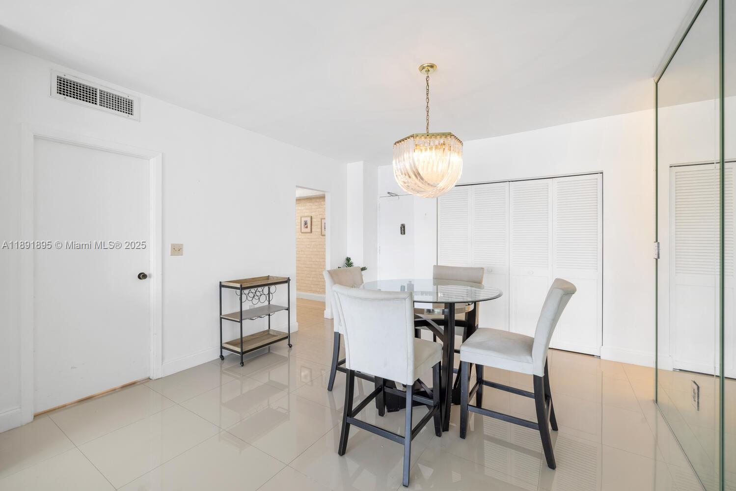 2119 1 / 2 762 sq. ft. $ 2025-10-07 0 Photo