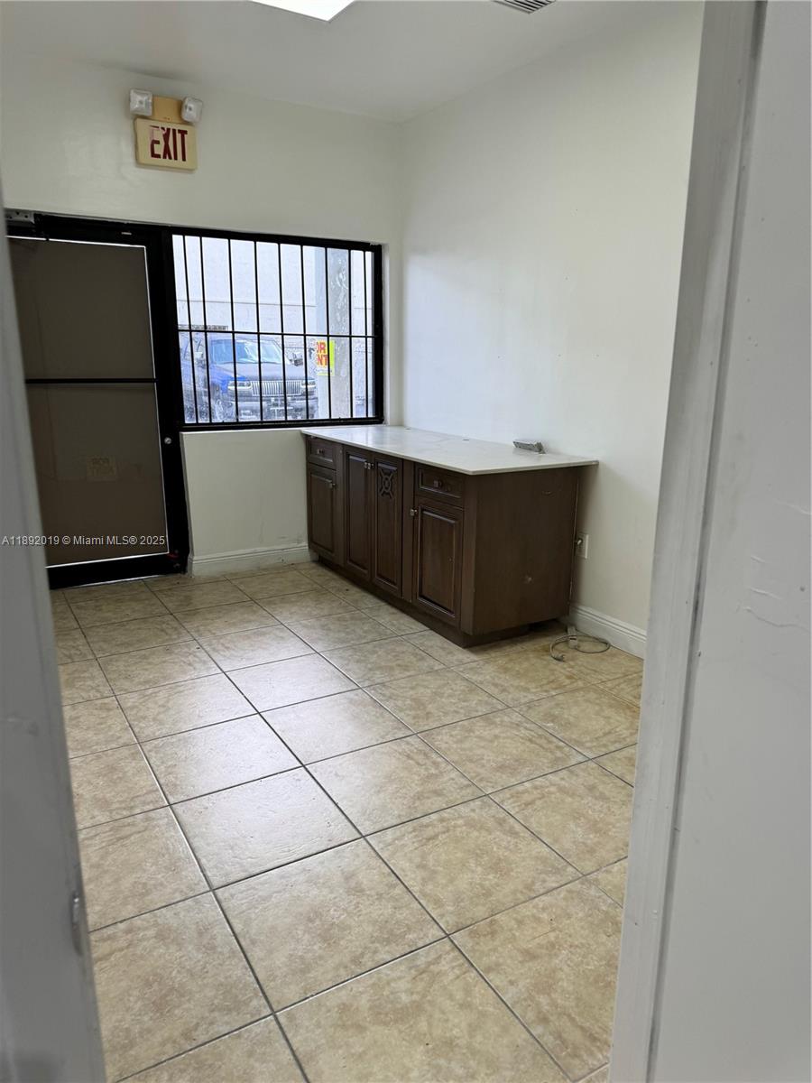 10  /   sq. ft. $ 2025-10-07 0 Photo
