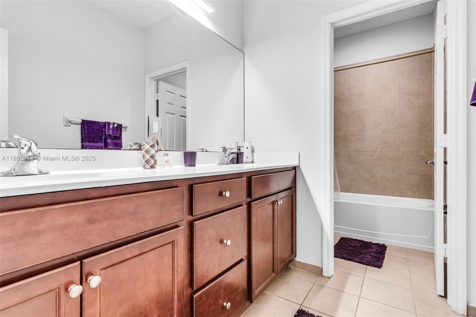 Ver detalles 480 5 / 3 2568 sq. ft. $ 2025-10-07 0 foto