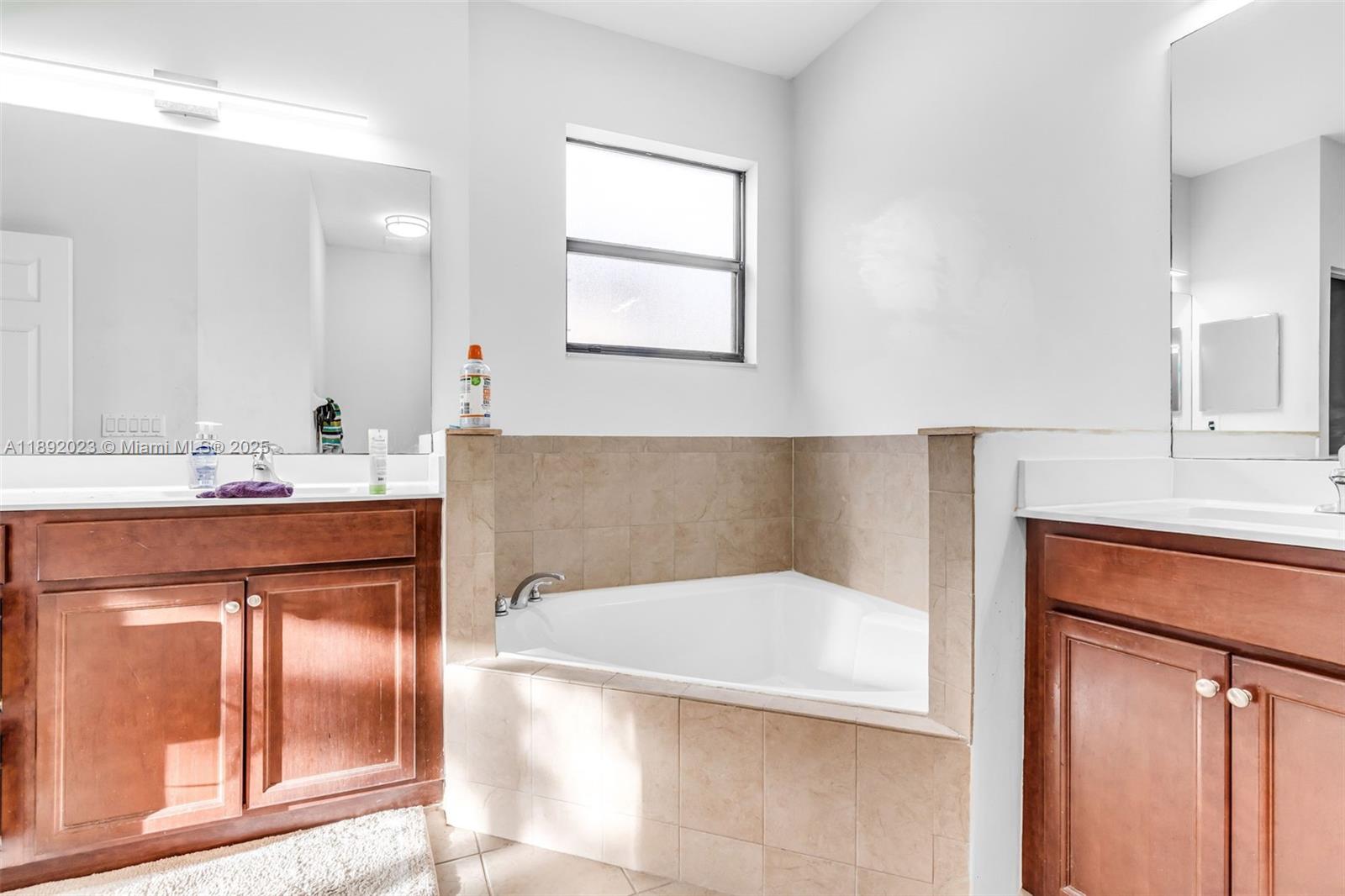 Ver detalles 480 5 / 3 2568 sq. ft. $ 2025-10-07 0 foto