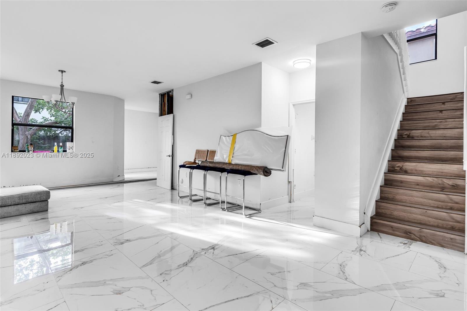 Ver detalles 480 5 / 3 2568 sq. ft. $ 2025-10-07 0 foto