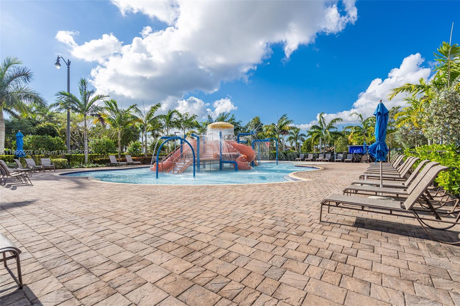 Ver detalles 480 5 / 3 2568 sq. ft. $ 2025-10-07 0 foto