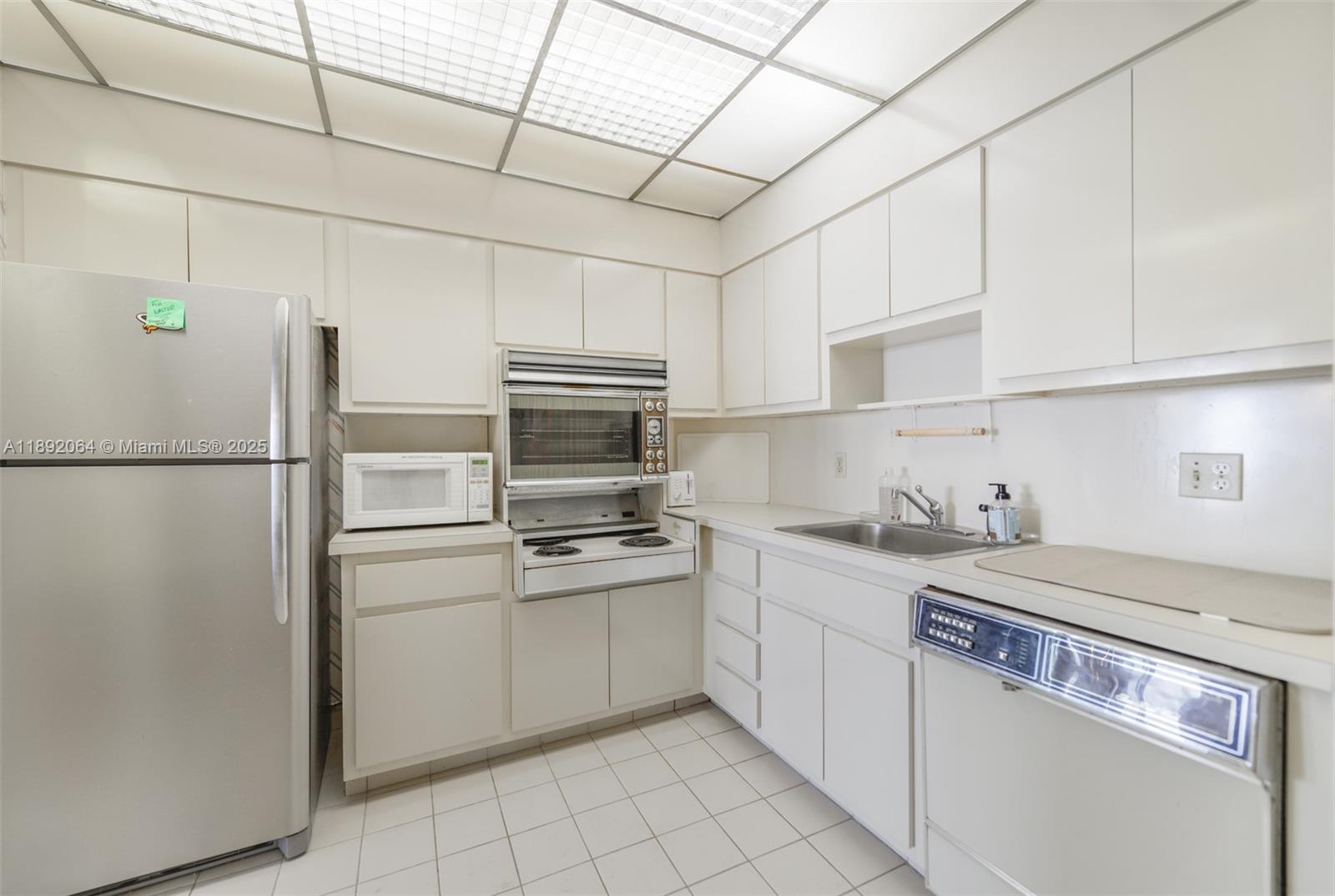 See details 21E 3 / 3 1780 sq. ft. $ 2025-10-07 0 Photo