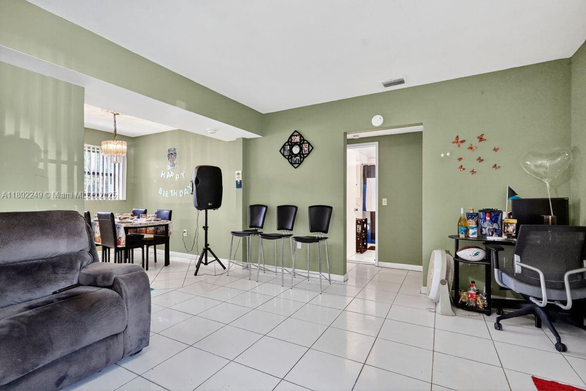   /  2053 sq. ft. $ 2025-10-07 0 foto