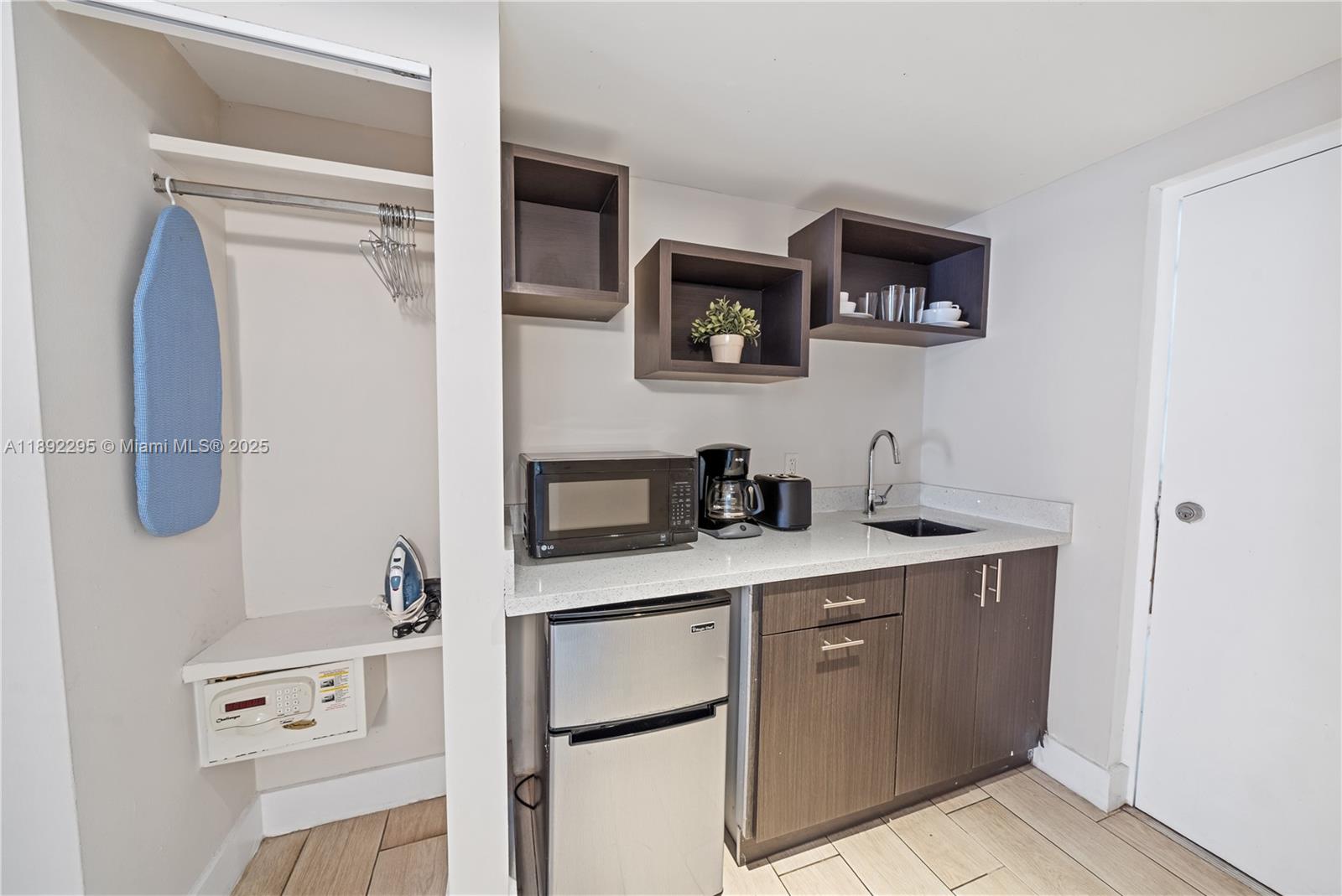 See details / sq. ft. $ 2025-10-07 0 Photo