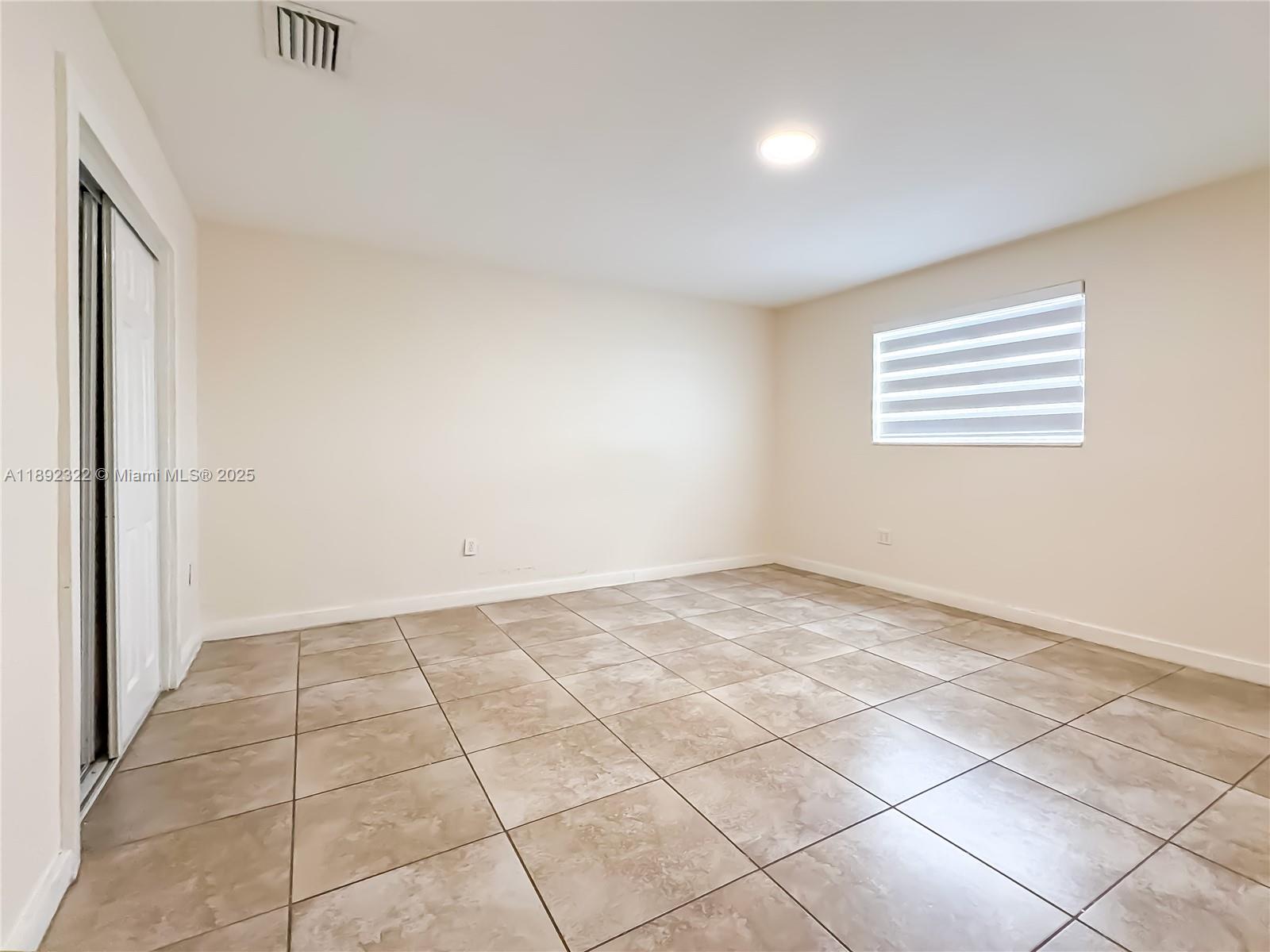 Ver detalles / 3824 sq. ft. $ 2025-10-08 0 foto