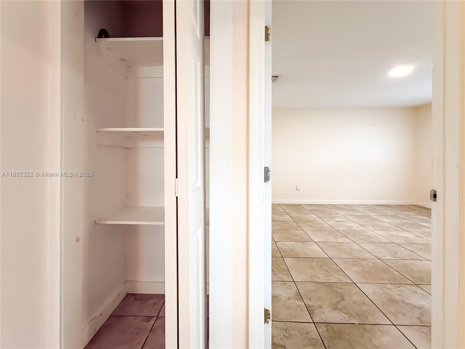 Ver detalles / 3824 sq. ft. $ 2025-10-08 0 foto