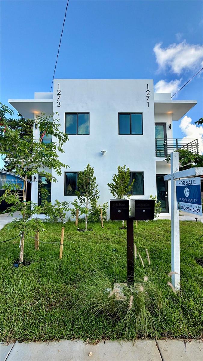   /  3944 sq. ft. $ 2025-10-08 0 foto