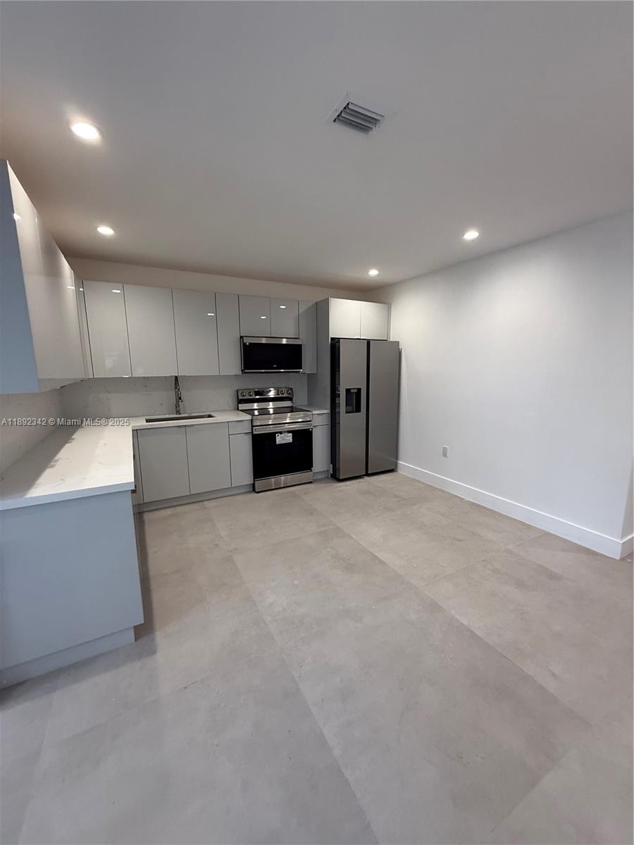   /  3944 sq. ft. $ 2025-10-08 0 foto