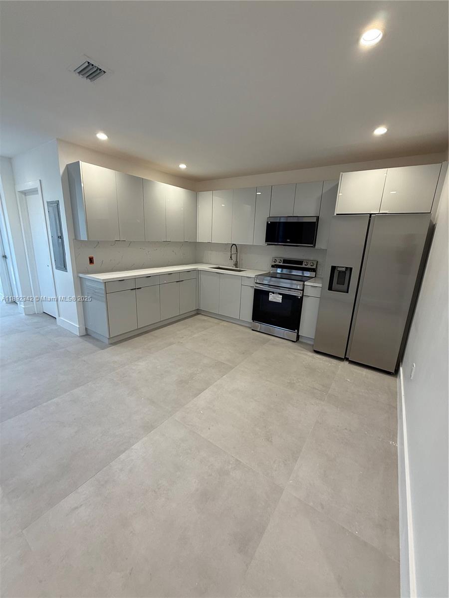   /  3944 sq. ft. $ 2025-10-08 0 foto