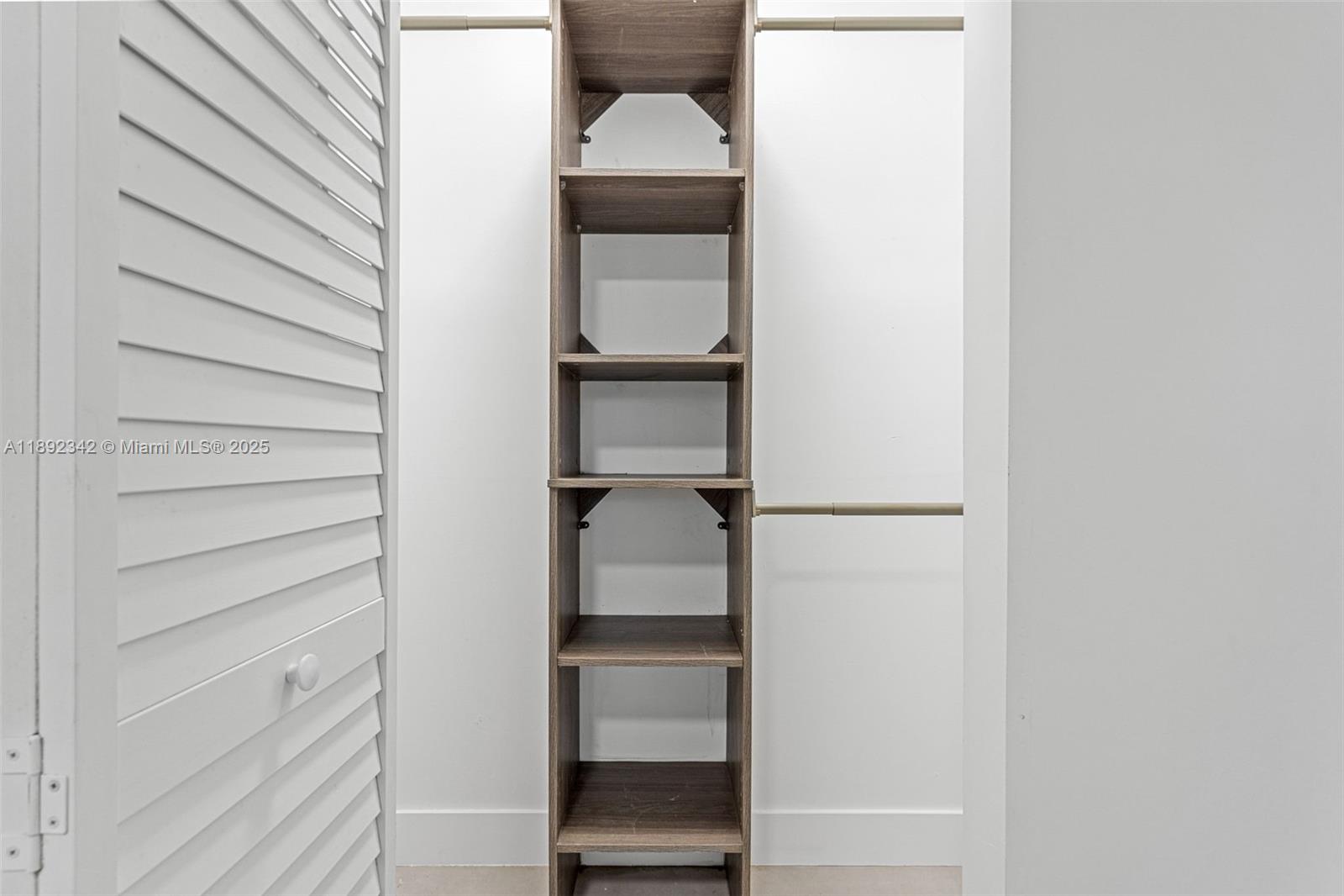   /  3944 sq. ft. $ 2025-10-08 0 foto
