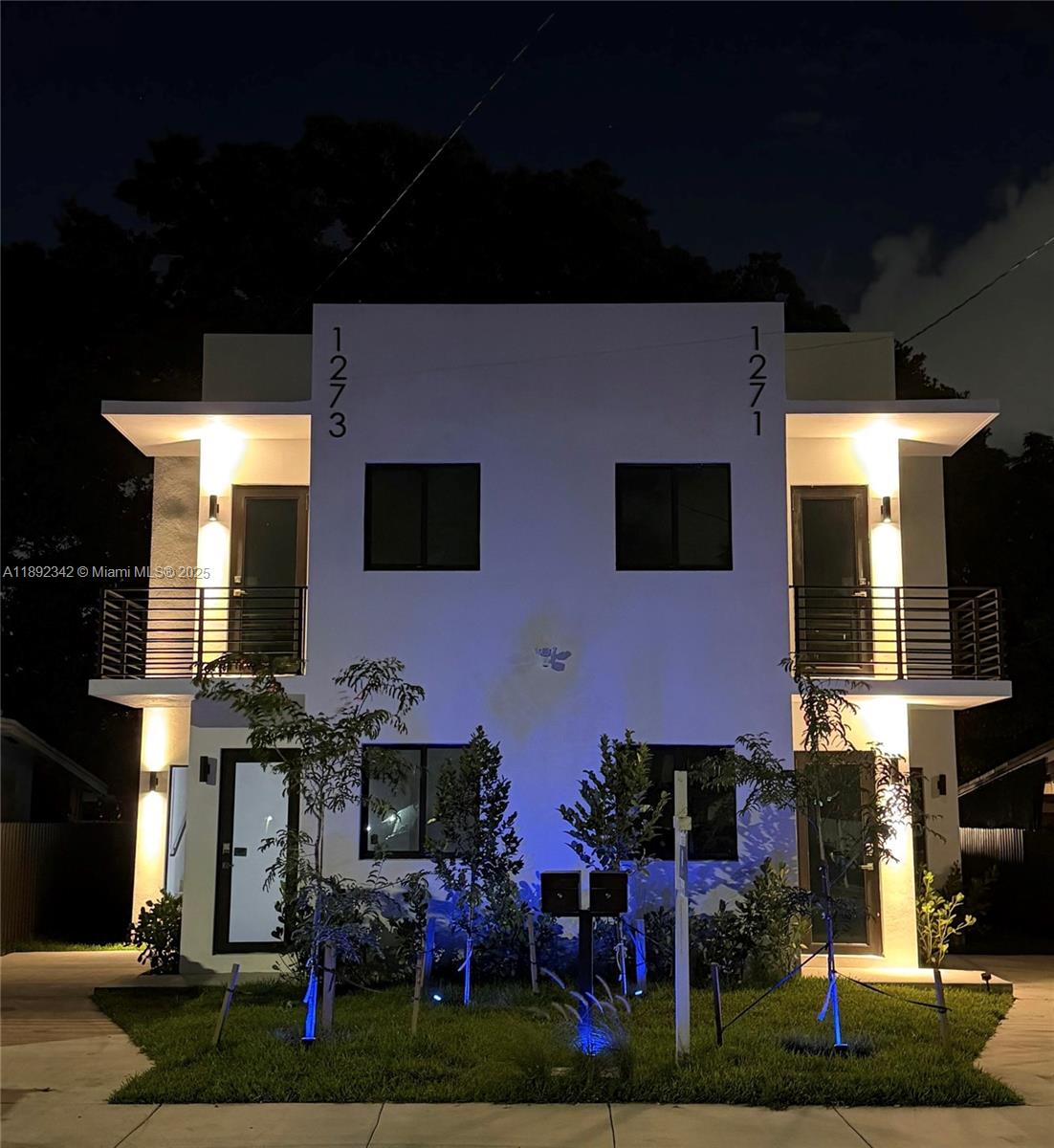   /  3944 sq. ft. $ 2025-10-08 0 foto