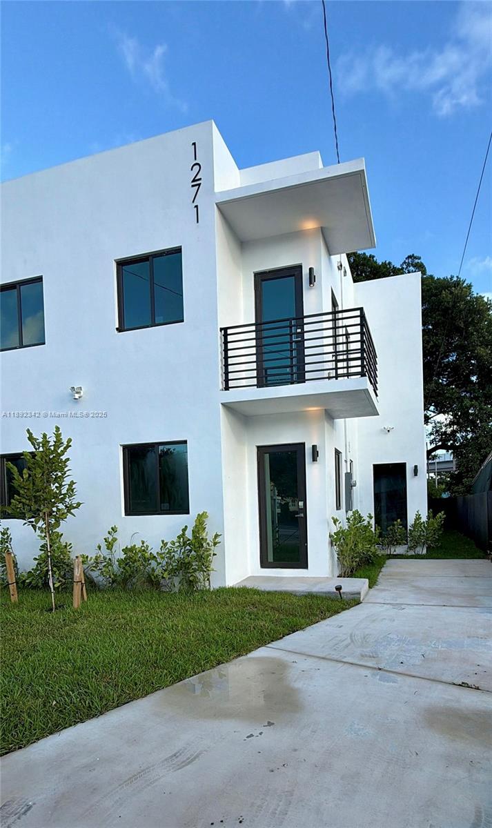   /  3944 sq. ft. $ 2025-10-08 0 foto