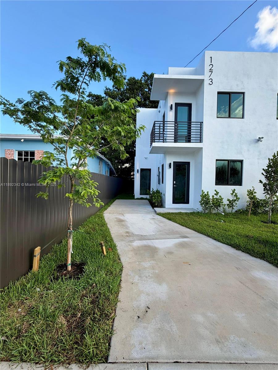   /  3944 sq. ft. $ 2025-10-08 0 foto