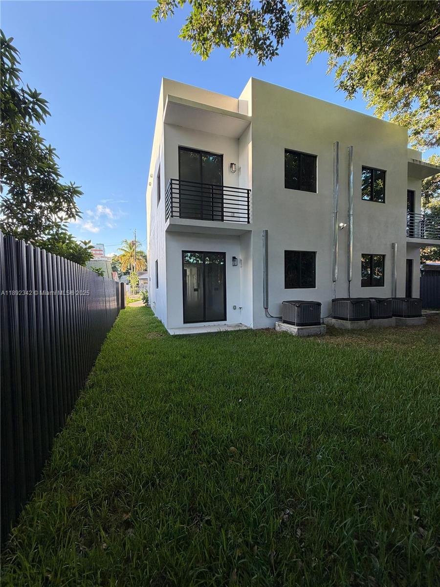   /  3944 sq. ft. $ 2025-10-08 0 foto
