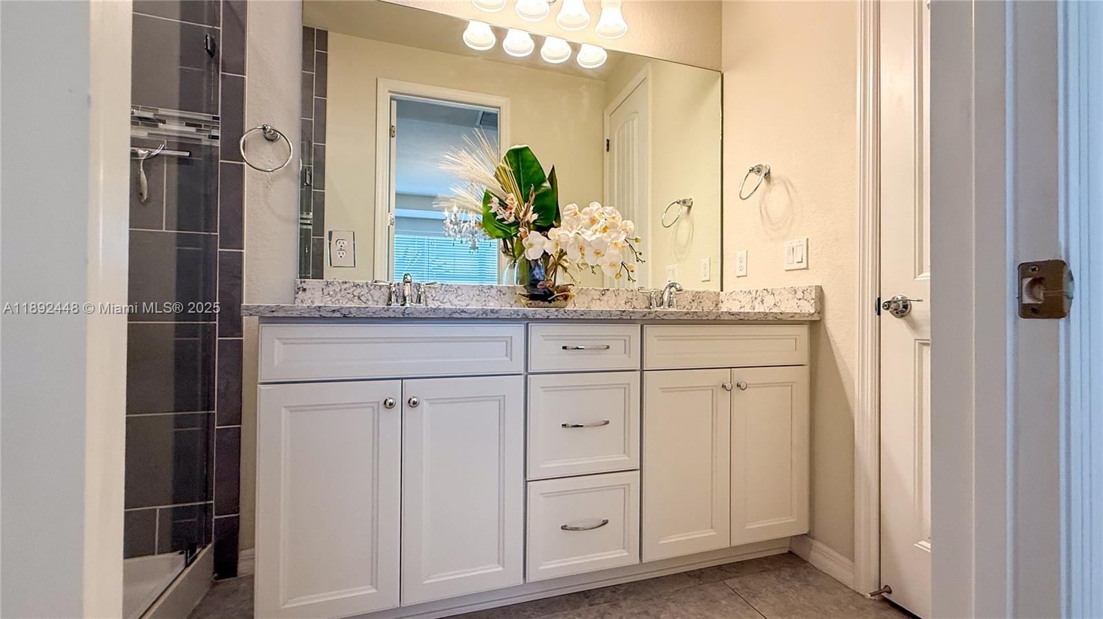 Ver detalles 5110 3 / 3 1421 sq. ft. $ 2025-10-08 0 foto