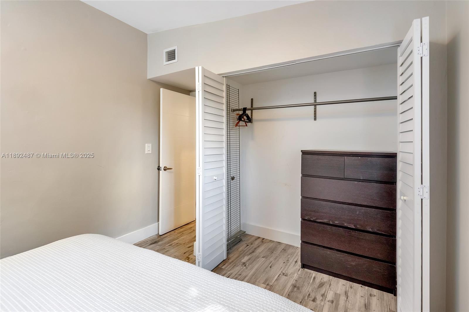 Ver detalles / 1281 sq. ft. $ 2025-10-08 0 foto