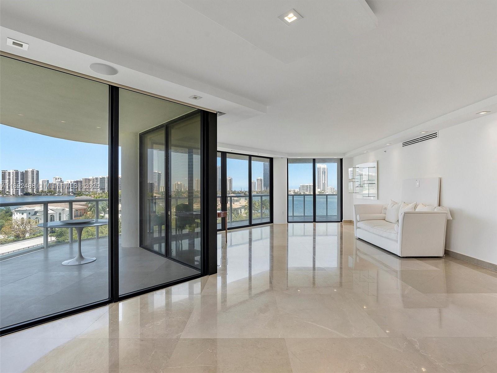 Ver detalles 606 2 / 2 2120 sq. ft. $ 2025-10-08 0 foto