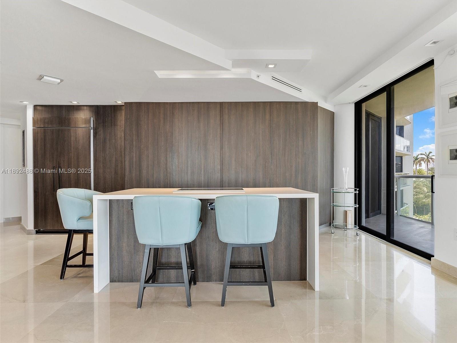 Ver detalles 606 2 / 2 2120 sq. ft. $ 2025-10-08 0 foto