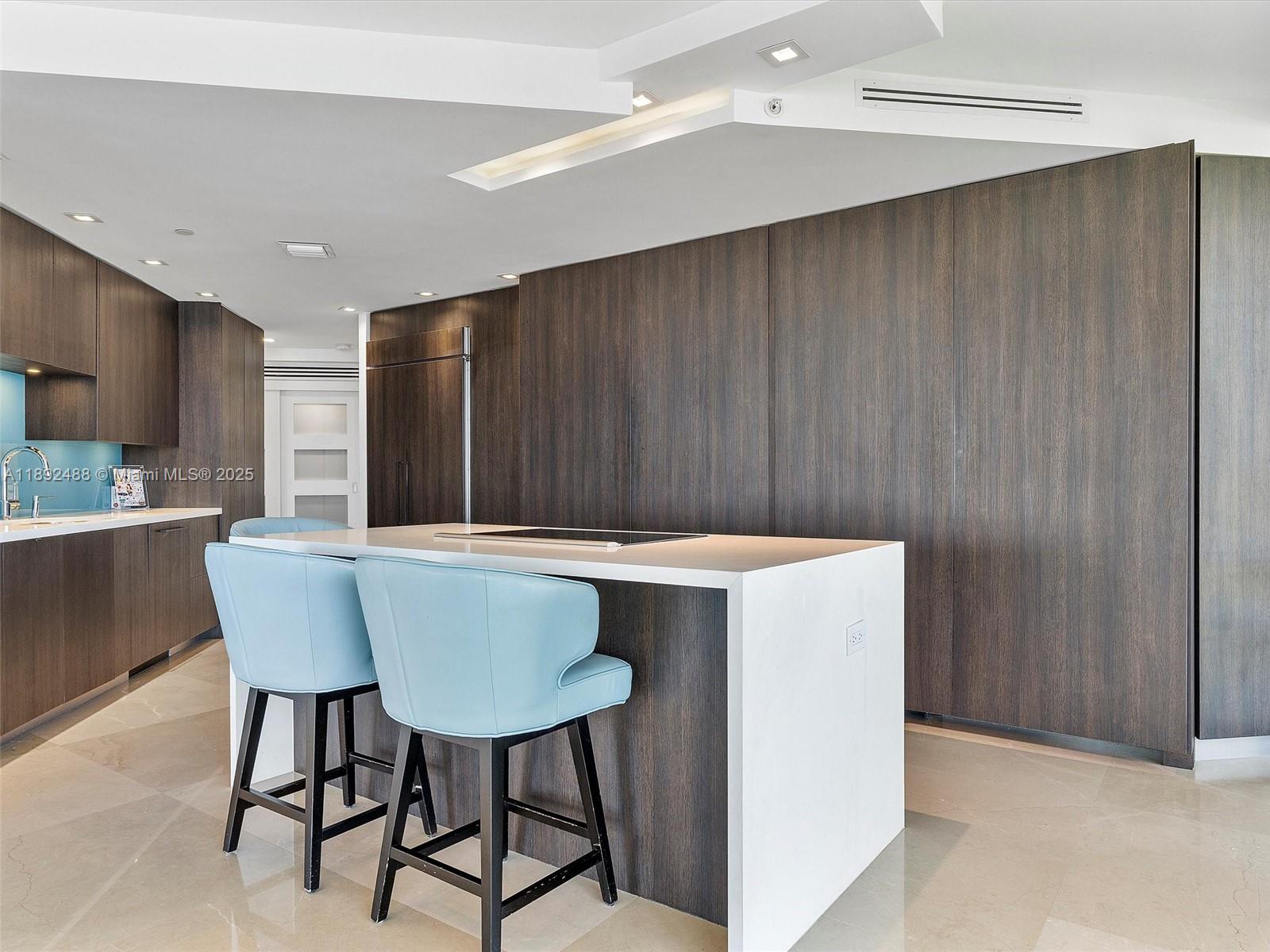 Ver detalles 606 2 / 2 2120 sq. ft. $ 2025-10-08 0 foto
