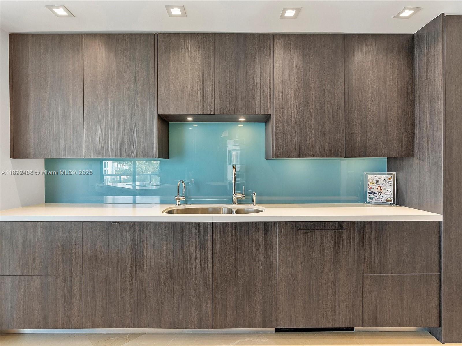 Ver detalles 606 2 / 2 2120 sq. ft. $ 2025-10-08 0 foto