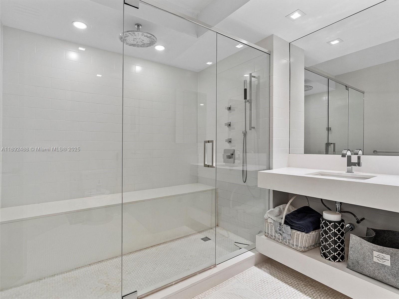 Ver detalles 606 2 / 2 2120 sq. ft. $ 2025-10-08 0 foto