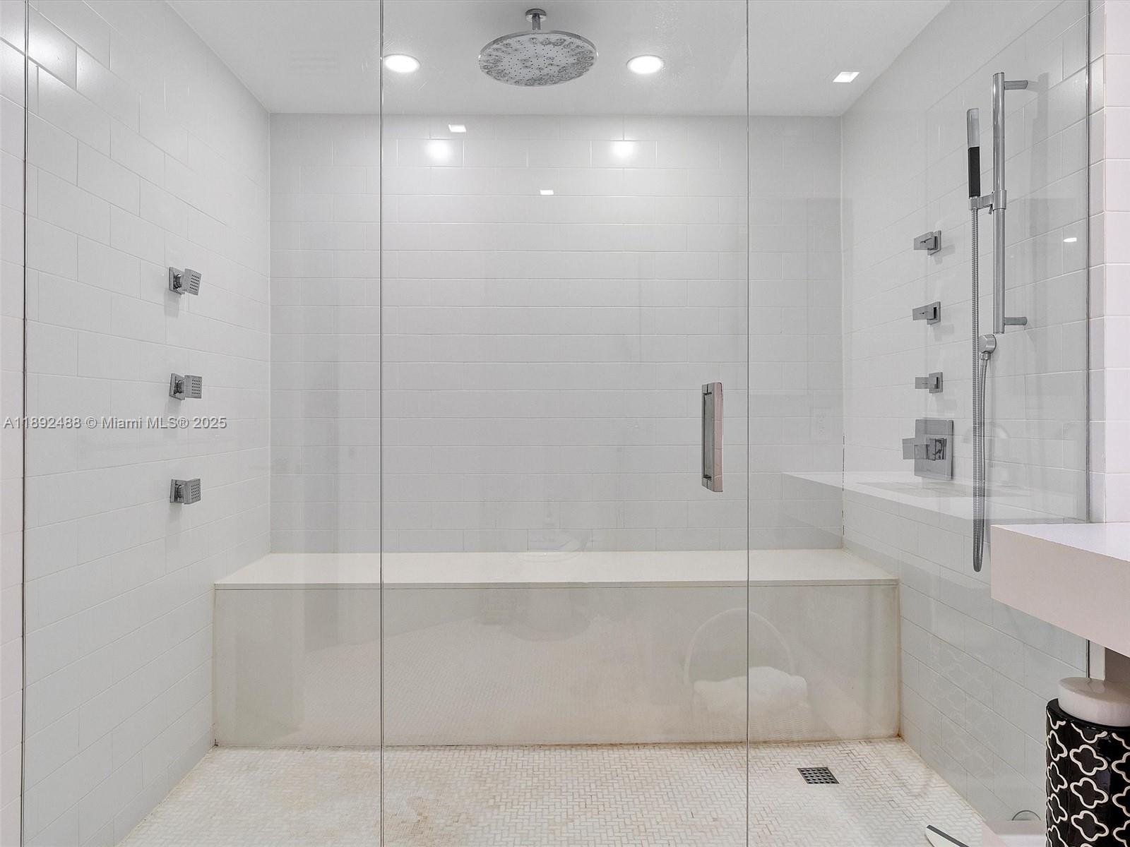 Ver detalles 606 2 / 2 2120 sq. ft. $ 2025-10-08 0 foto