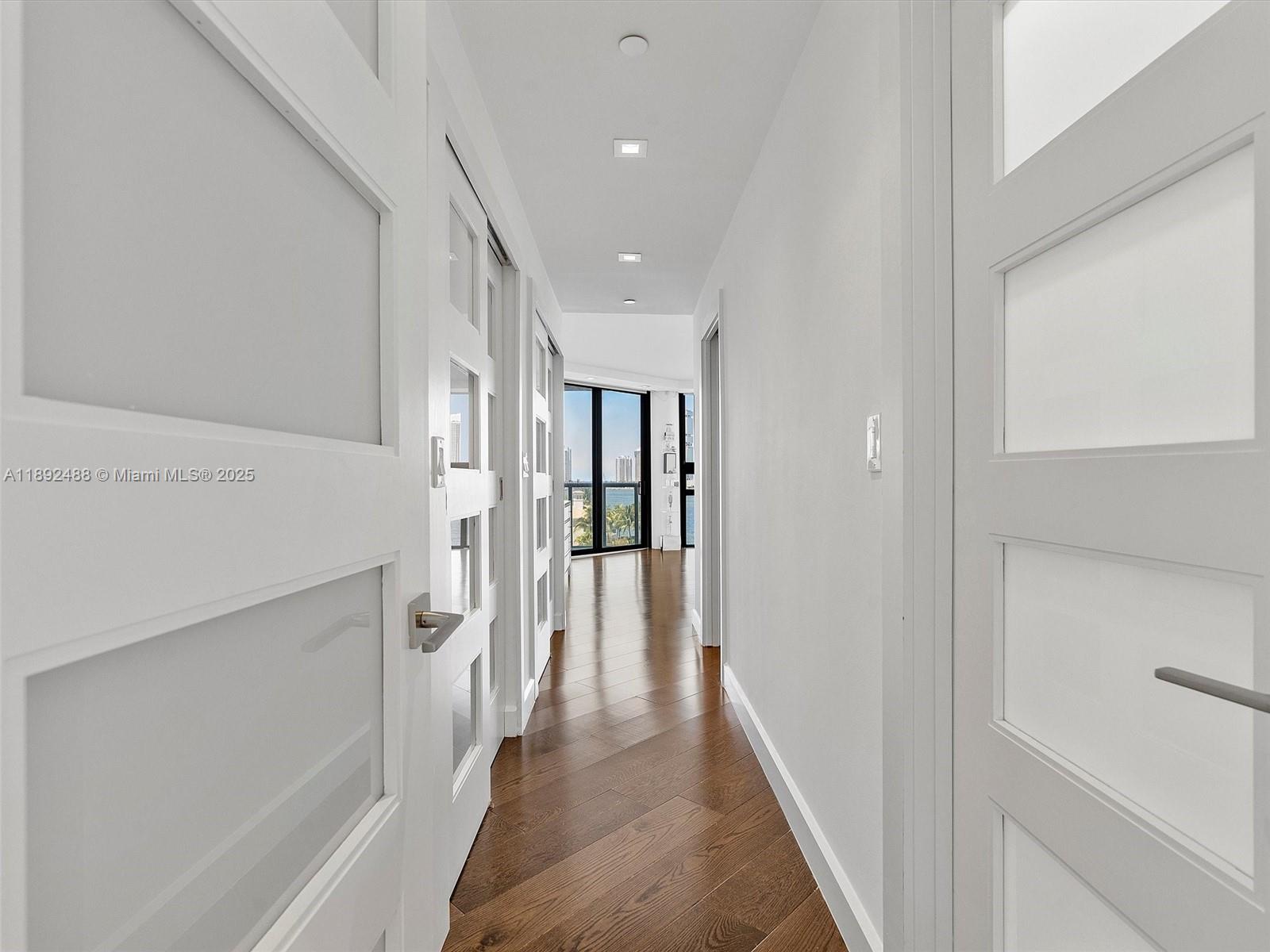 Ver detalles 606 2 / 2 2120 sq. ft. $ 2025-10-08 0 foto