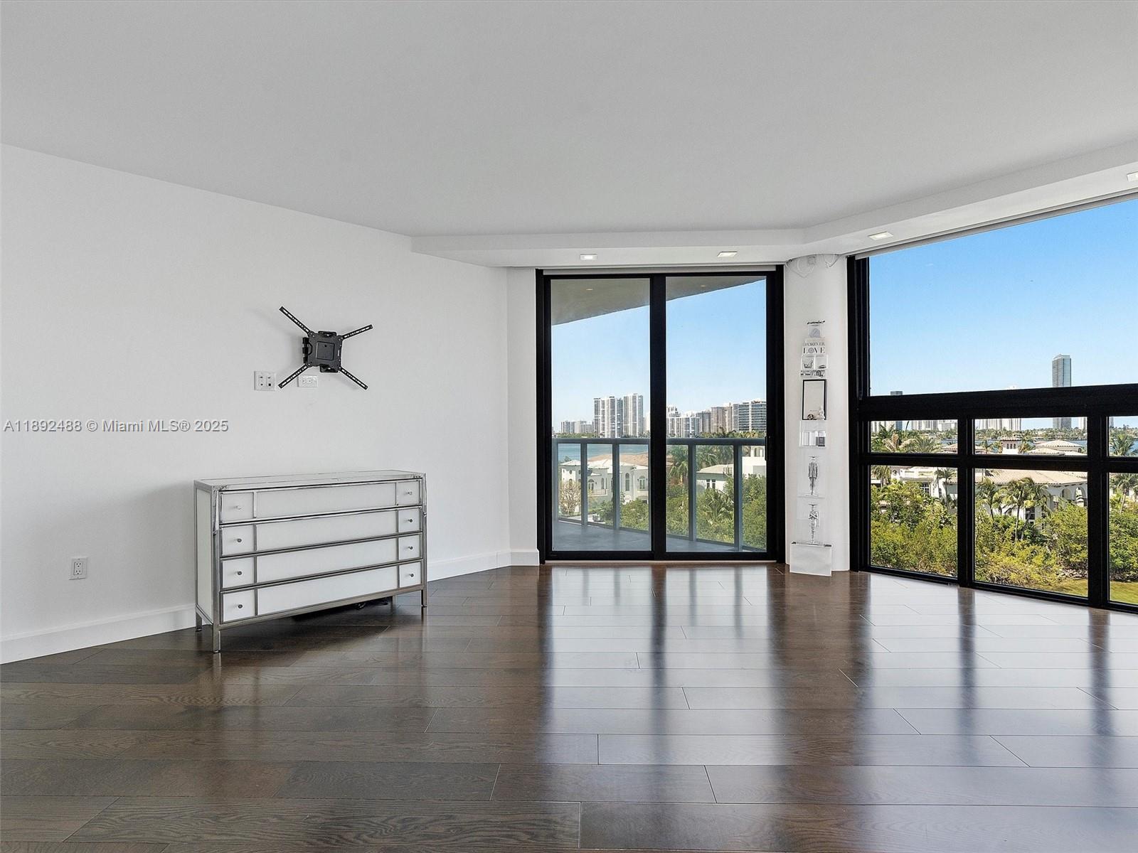 Ver detalles 606 2 / 2 2120 sq. ft. $ 2025-10-08 0 foto