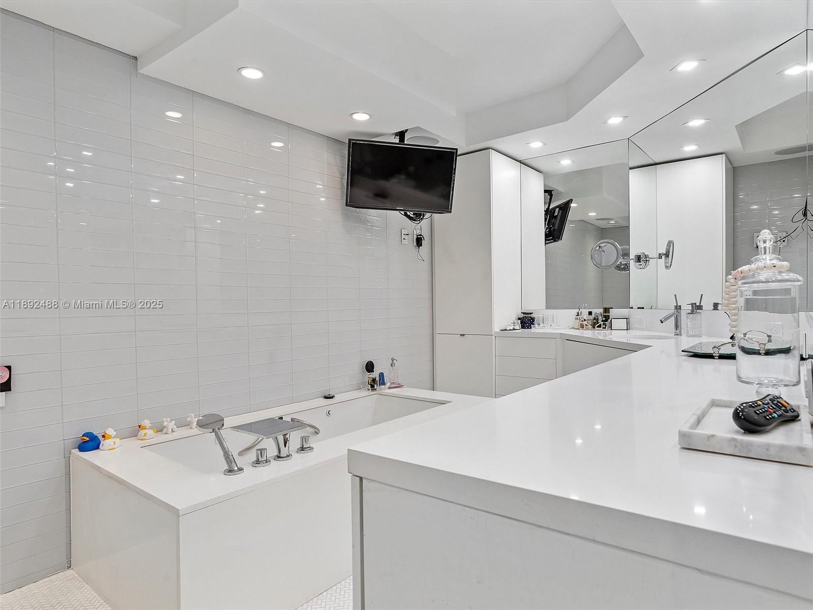 Ver detalles 606 2 / 2 2120 sq. ft. $ 2025-10-08 0 foto
