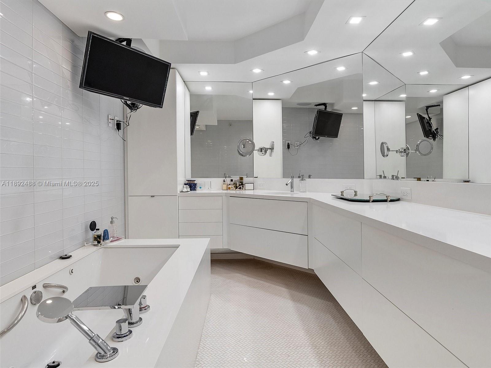 Ver detalles 606 2 / 2 2120 sq. ft. $ 2025-10-08 0 foto