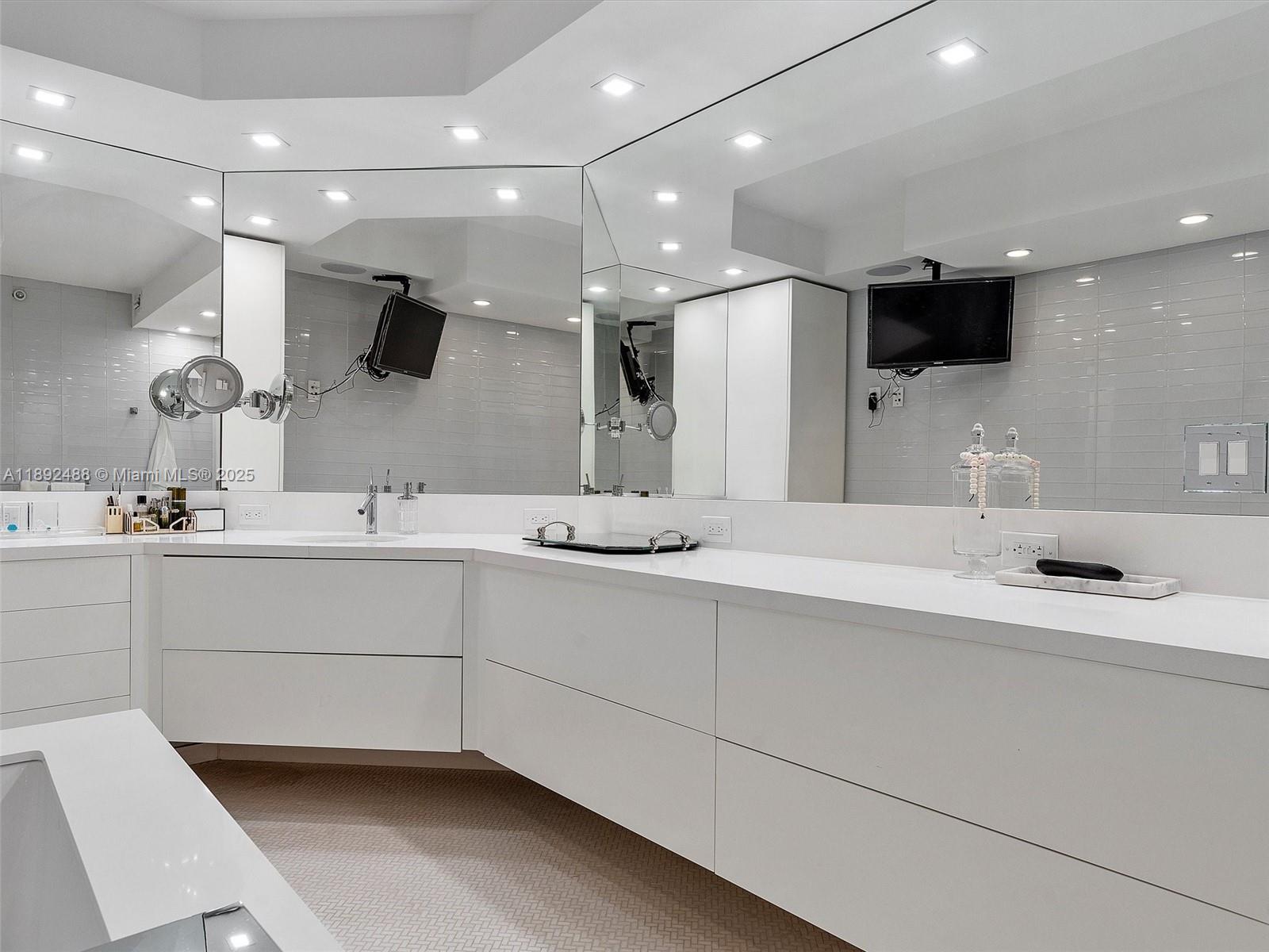 Ver detalles 606 2 / 2 2120 sq. ft. $ 2025-10-08 0 foto
