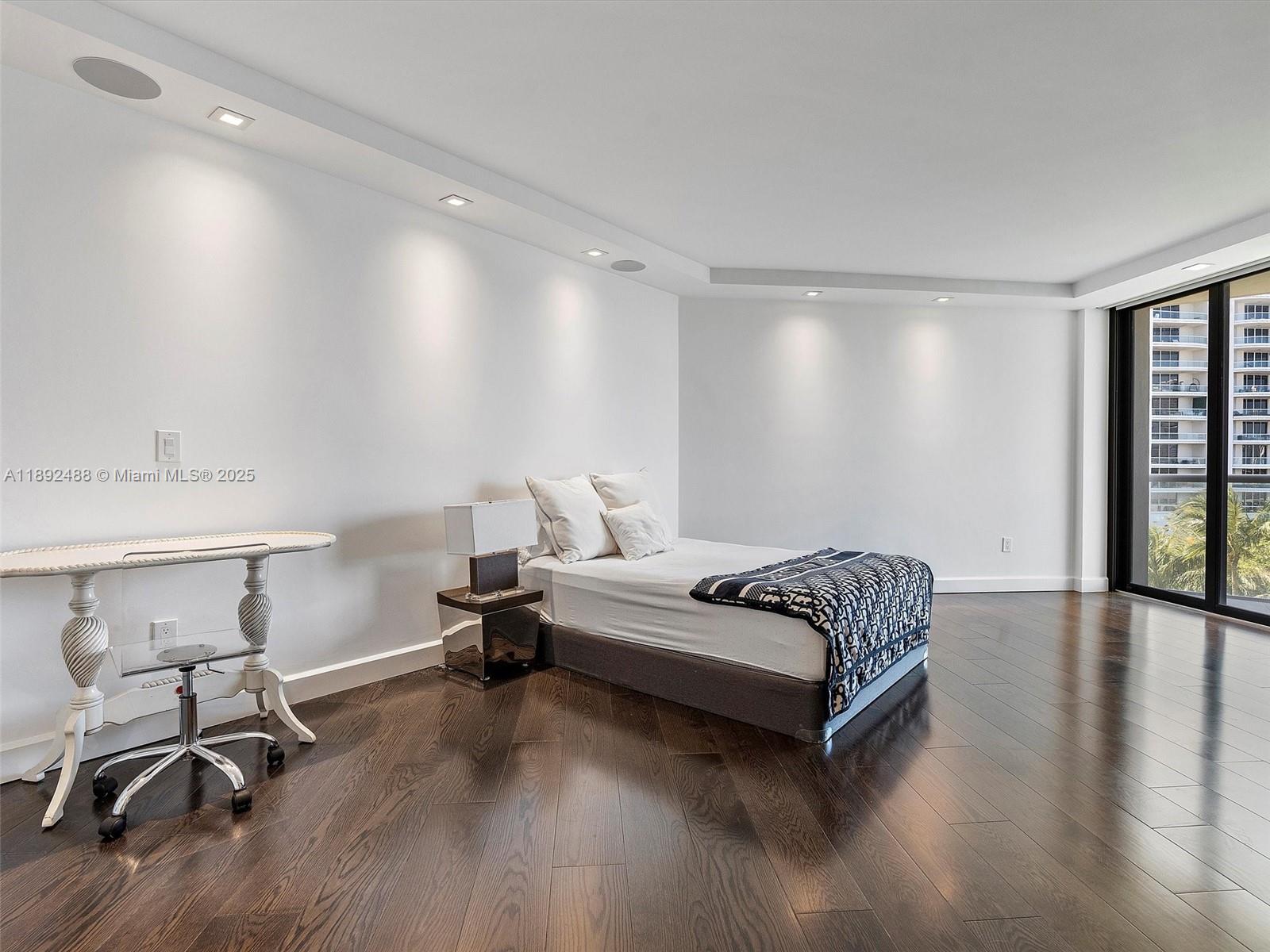 Ver detalles 606 2 / 2 2120 sq. ft. $ 2025-10-08 0 foto